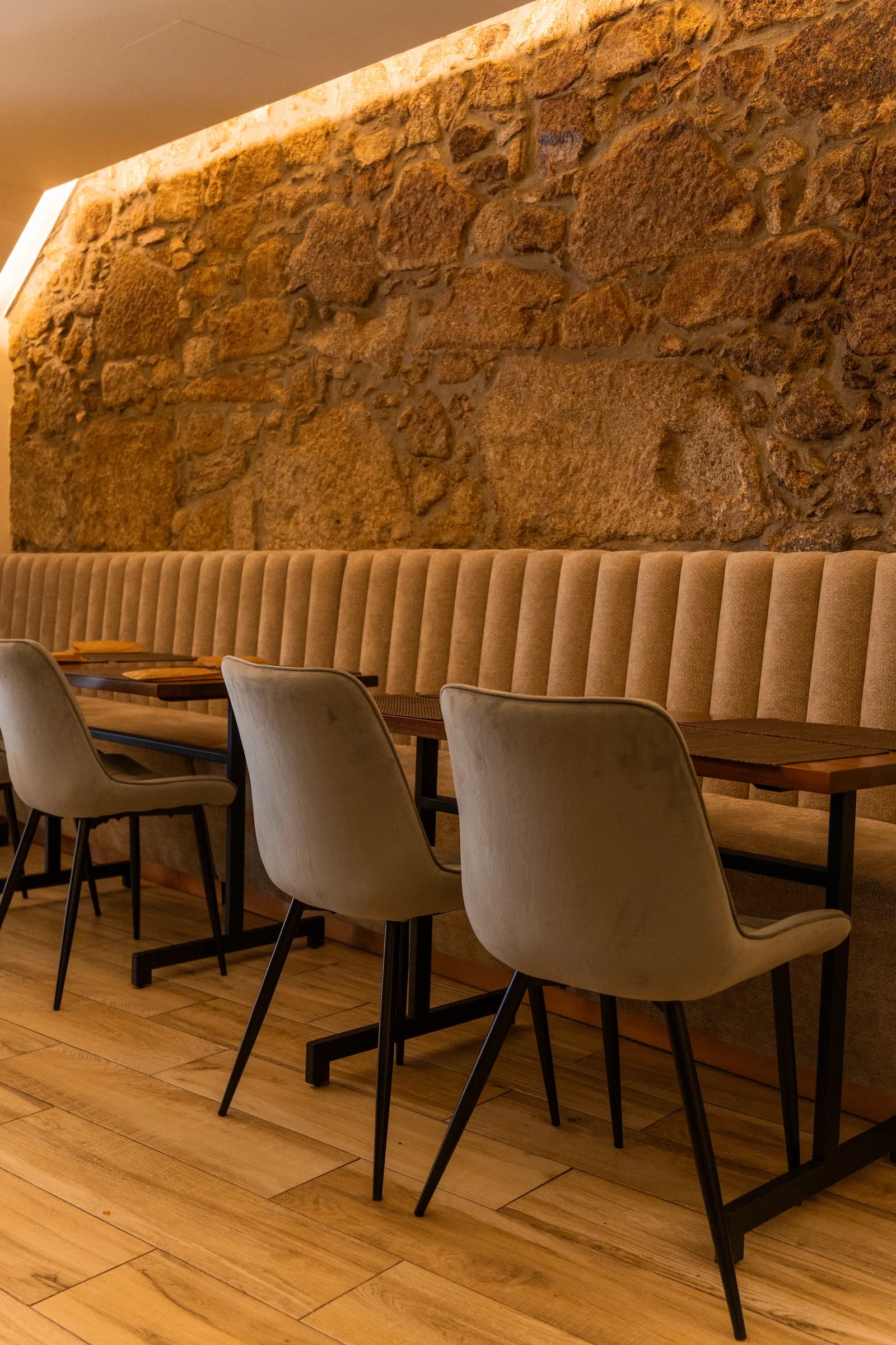 Interior of Nonna Piazza, a pizzeria in Porto